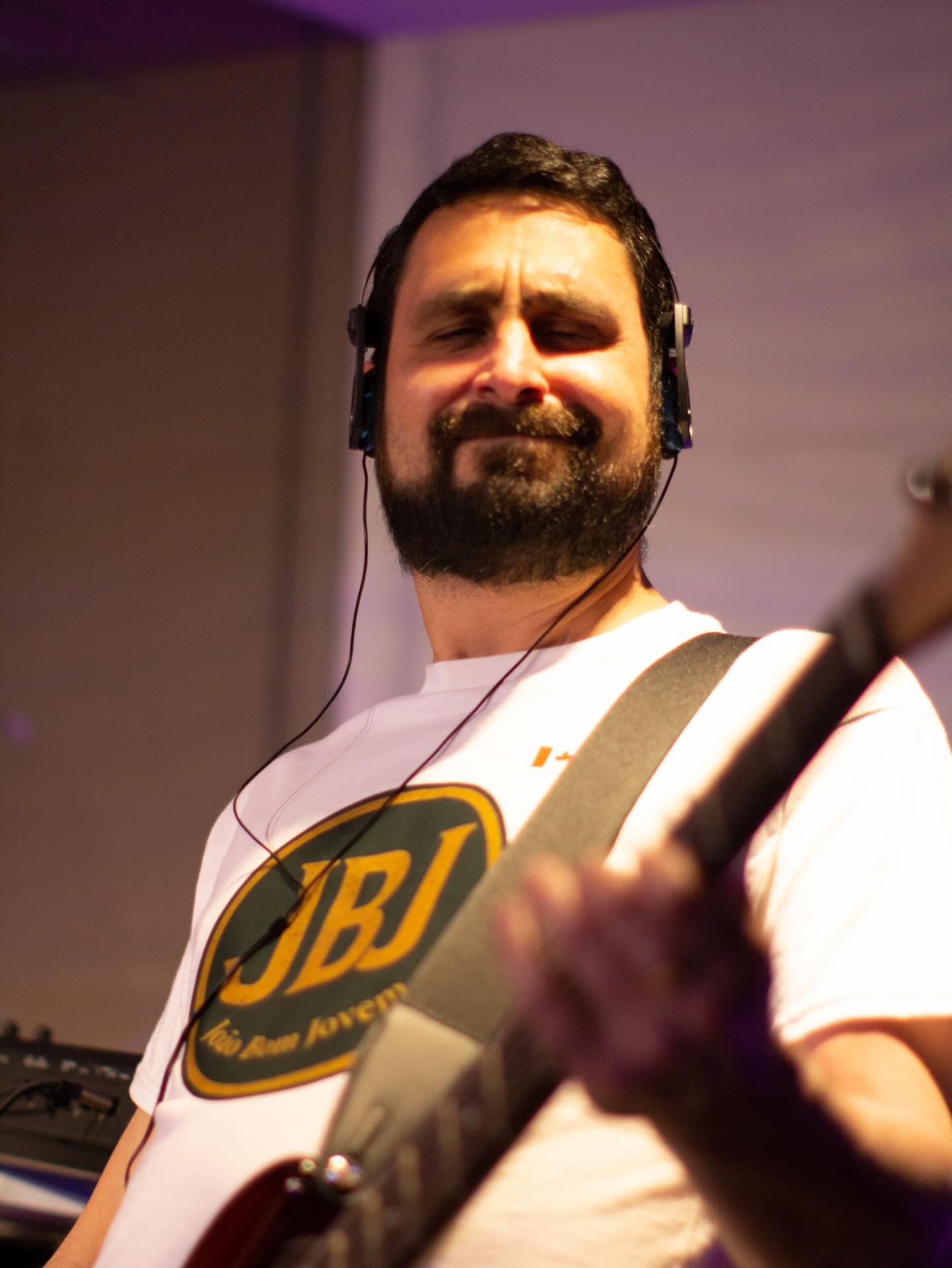 JBJ guitarist on stage